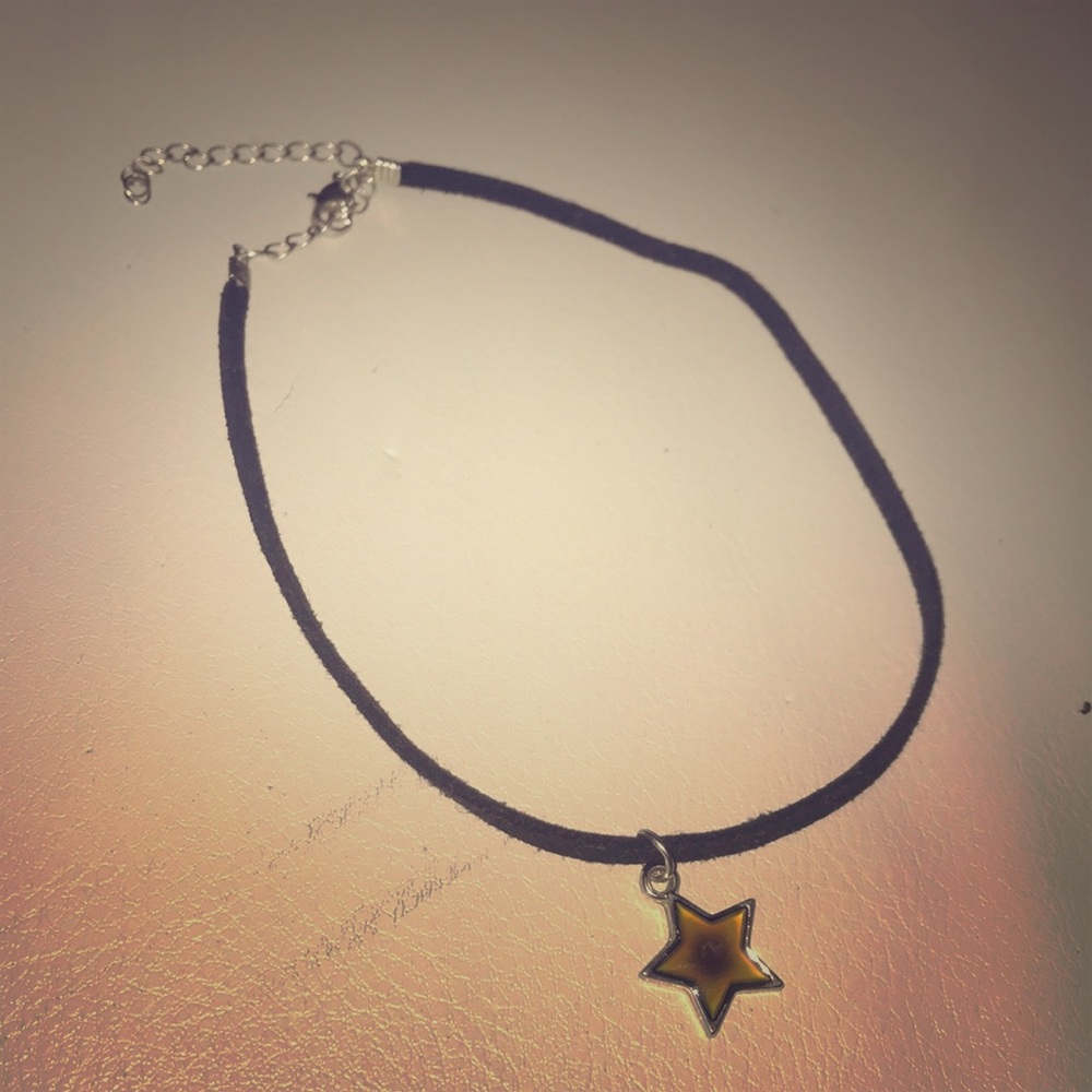 Mood changing star chocker